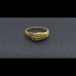 Anillo oro amarillo con media luna en oro blanco y puntas de brillantes