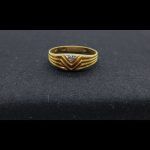 Anillo oro amarillo con motivo triangular de oro blanco con puntas de brillantes