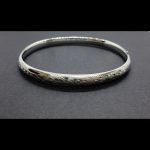 Pulsera caña en oro blanco con dibujos labrados