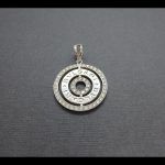Colgante redondo oro blanco 18k con grabado réplica "BVLGARI" y circonitas blancas