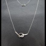 Cadena oro blanco con colgante en forma nudo con circonitas blancas