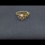 Anillo oro amarillo "Tous"forma flor y hoja con perla blanca