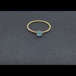 Anillo oro amarillo con colgante en piedra celeste