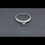 Solitario oro blanco con brillante central de 0,20 qt