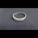 Anillo oro blanco con circonitas blancas en parte central
