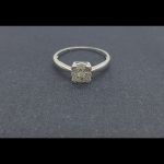 Anillo oro blanco en la parte central piedra de 12 puntas de brillantes de 0,01 qt y 1 brill.de 0,05 qt;total 0,17 qtes.