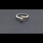 Anillo oro blanco con un brillante central de 0,02 qt