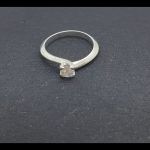 Anillo solitario oro blanco con brillante de 0,25qtes