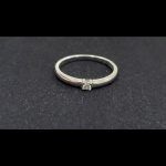 Anillo oro blanco con brillante de 0,03 qt