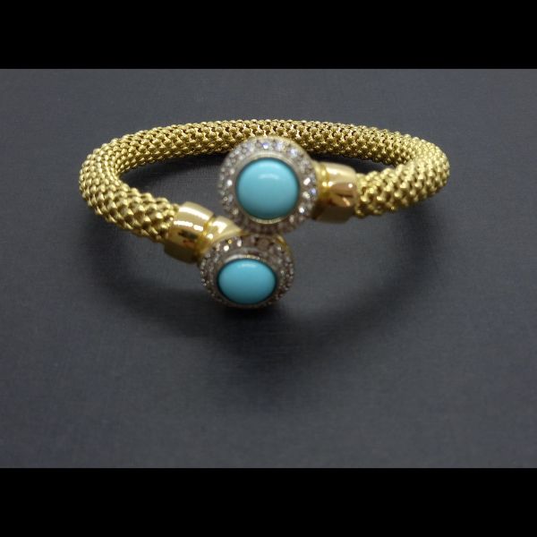 Pulsera oro amarillo semiabierta con piedras turquesas y circonitas blancas engarzadas en oro blanco