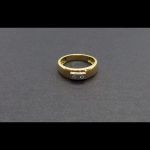 Anillo oro amarillo con 2 brillantes de 0,02 qt cada uno engarzados en un rectangulo de oro blanco
