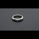 Anillo oro blanco con brillante central de 0,15 qtes