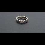 Anillo oro blanco con motivos redondos y uno central con puntas de brillantes