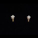 Pendientes oro blanco y amarillo en forma flor con circonita blaca, cierre catalán