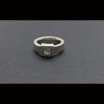 Anillo oro blanco nº14 con 4 brillantes de 0,03 qts, total 0,12 qts