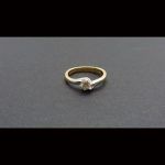 Anillo oro amarillo parte central en oro blanco con 1 brillante de 0,15 qt