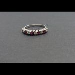 Anillo oro blanco con cinco brillantes de 0,02qtes y piedras color corintas