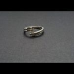 Anillo oro blanco con un brillante central de 0,20 qt y puntas de brillantes