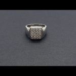 Anillo oro blanco forma central cuadrado con 16 brillantes de 0,02 qtes;total 0,32 qtes