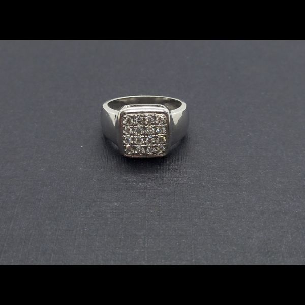 Anillo oro blanco forma central cuadrado con 16 brillantes de 0,02 qtes;total 0,32 qtes