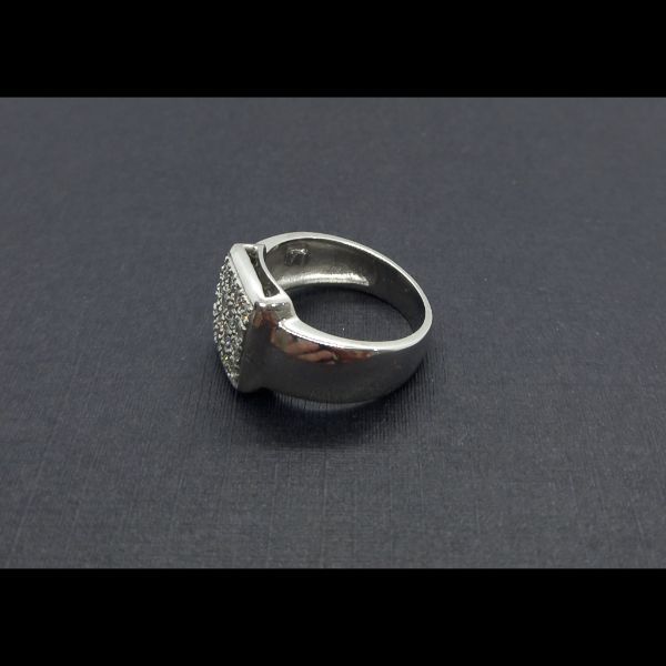 Anillo oro blanco forma central cuadrado con 16 brillantes de 0,02 qtes;total 0,32 qtes - Imagen 2