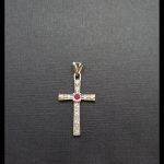 Cruz oro blanco con circonitas blancas y piedra central rosa