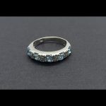 Anillo oro blanco con circonitas en color celeste y blancas