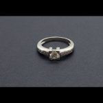 Anillo oro blanco con brillante de 0,40 quilates y 8 brillantes de 0,02 qtes