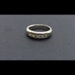 Anillo oro blanco con 6 brillantes de 0,10 qt;total 0,60 quilates