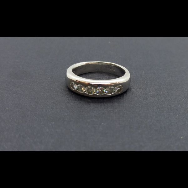 Anillo oro blanco con 6 brillantes de 0,10 qt;total 0,60 quilates