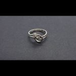 Anillo oro blanco forma nudo con roseta de puntas de brillantes