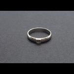 Anillo oro blanco con 1 brillante de 0,02 qtes