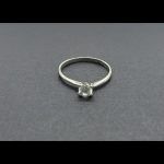 Anillo solitario con circonita en oro blanco