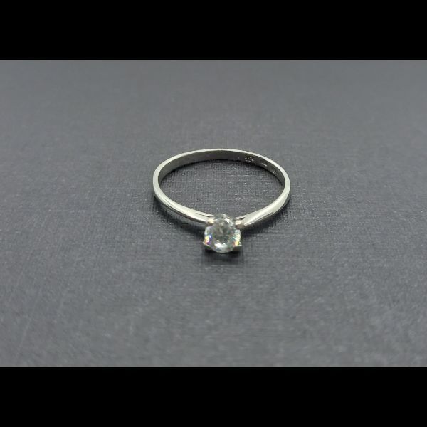Anillo solitario con circonita en oro blanco