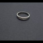 Anillo oro blanco con 7 brillantes de 0,03 qtes; total 0,21 quilates