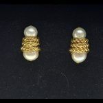 Pendientes oro amarillo forma torneada con perlas blancas