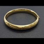 Pulsera oro amarillo forma "caña" con dibujos grabados