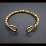 Pulsera oro amarillo abierta, forma rizada