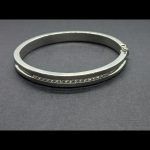 Pulsera oro blanco rigida con 18 brillantes de 0,02 qtes; Total 0,36 qtes