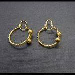 Argollas oro amarillo tamaño medianas torneadas con bolas en oro