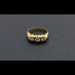 Anillo oro amarillo forma"tresillo"con circonitas blancas