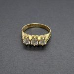Anillo oro amarillo con 3 circonitas blancas