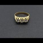Anillo oro amarillo tipo "tresillo" con circonitas
