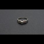 Anillo oro blanco con brillante de 0,05 qtes
