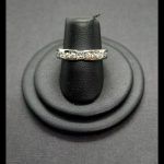 Anillo oro blanco con 12 brillantes de 0,02qtes cada uno y brillante central cuadrado de 0,4qtes.total 0,64qtes