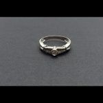Anillo oro blanco con brillante de 0,06 qtes