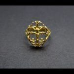 Anillo oro amarillo con motivo cruz de Caravaca