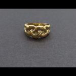 Anillo oro amarillo entrelazado