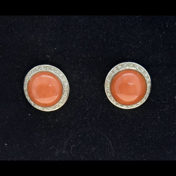 Pendientes oro blanco forma redondos con piedra coral y circonitas, parte de atrás en oro amarillo, cierre tipo omega