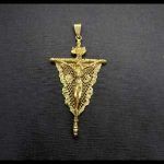 Cruz de oro amarillo del cristo de la Expiración